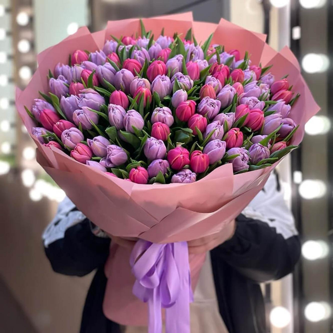 Поднялся к окну на подъемнике: в Днепре мужчина необычным способом поздравил женщину с 8 марта