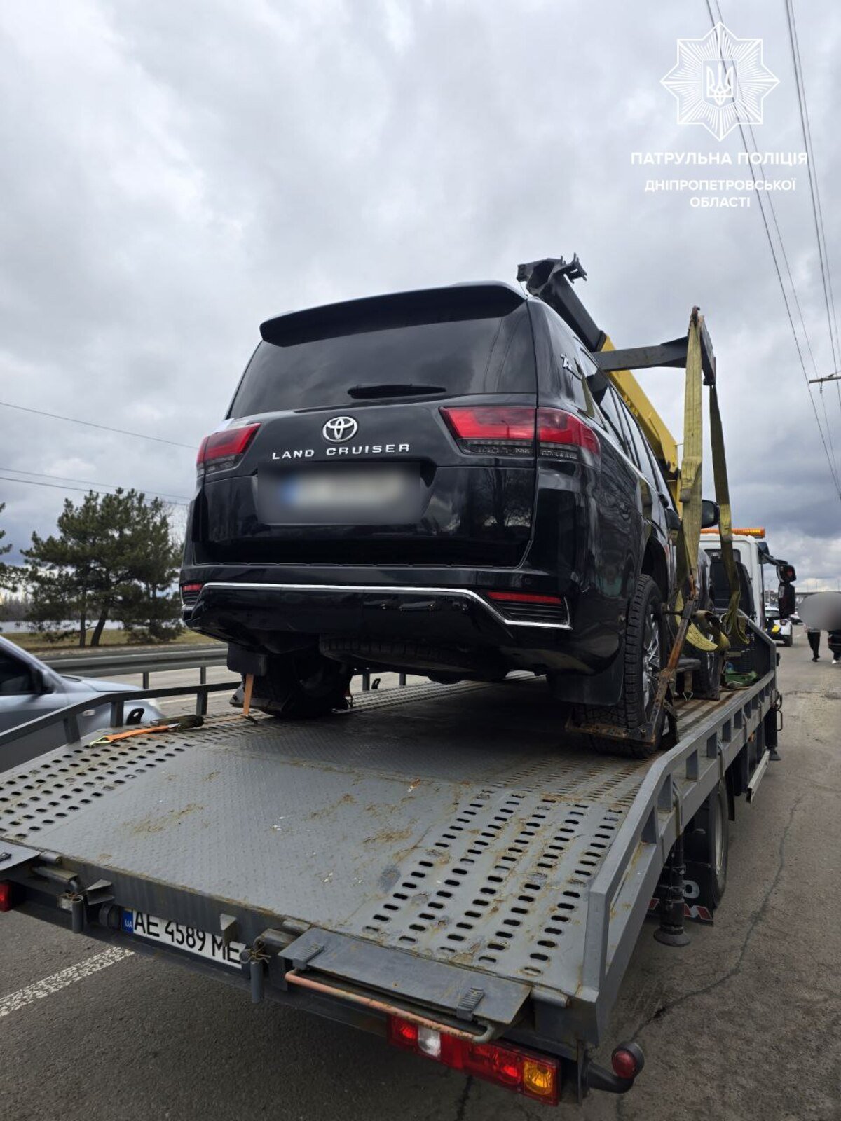 У Дніпрі водій Land Cruiser без прав і під наркотиками намагався втекти від поліції
