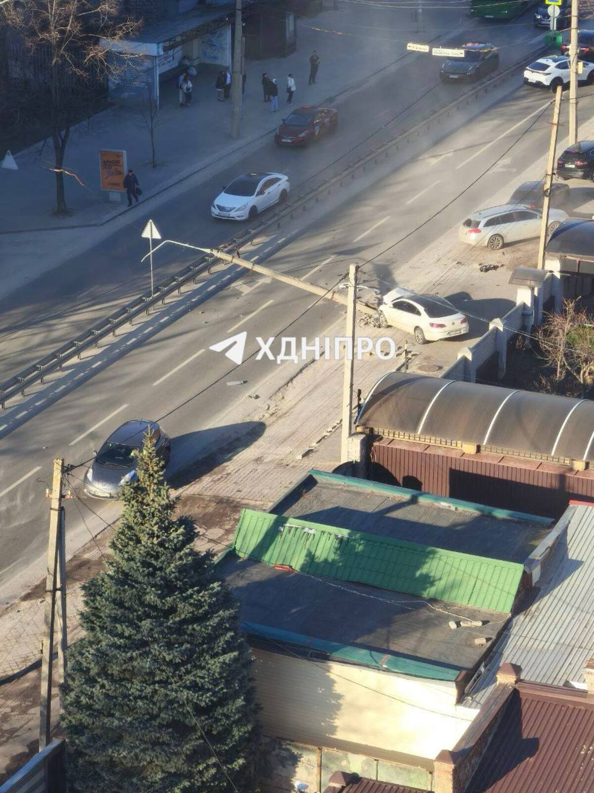 У Дніпрі автівка знесла стовп на проспекті Науки і перекрила рух