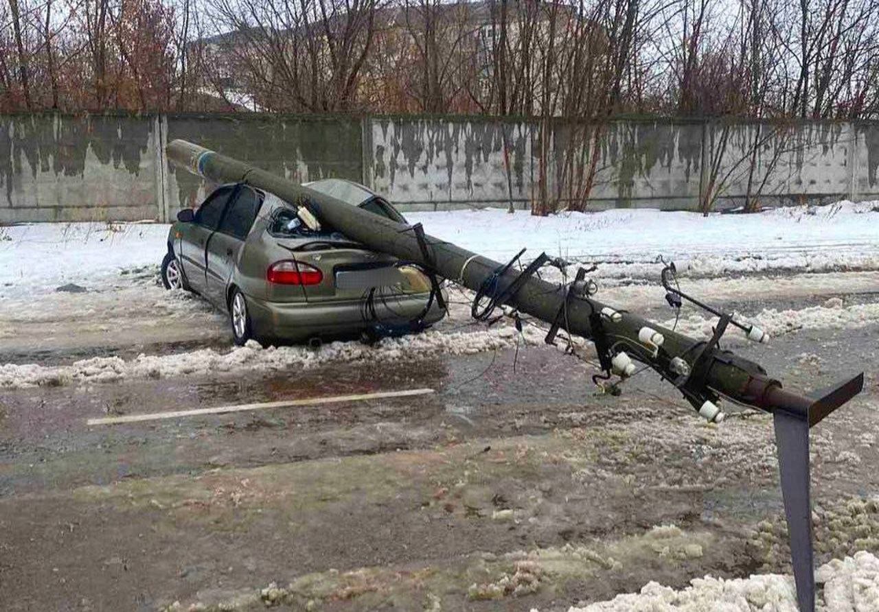 Стовп впав на авто