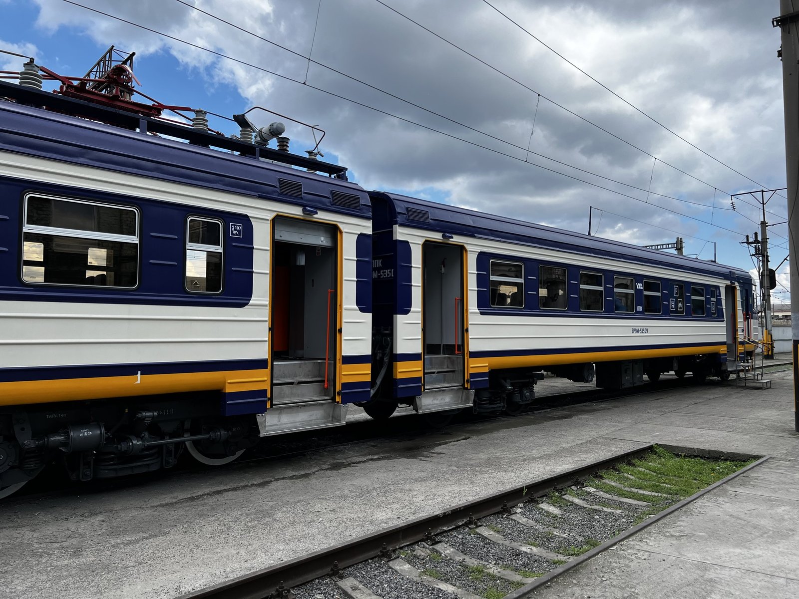 Приміський потяг