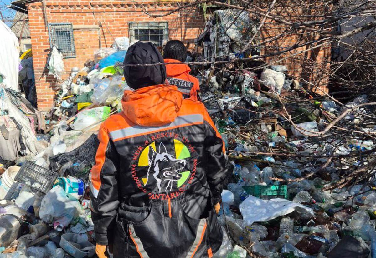 Под Павлоградом пропавшую женщину нашли мертвой под горой мусора в собственном дворе