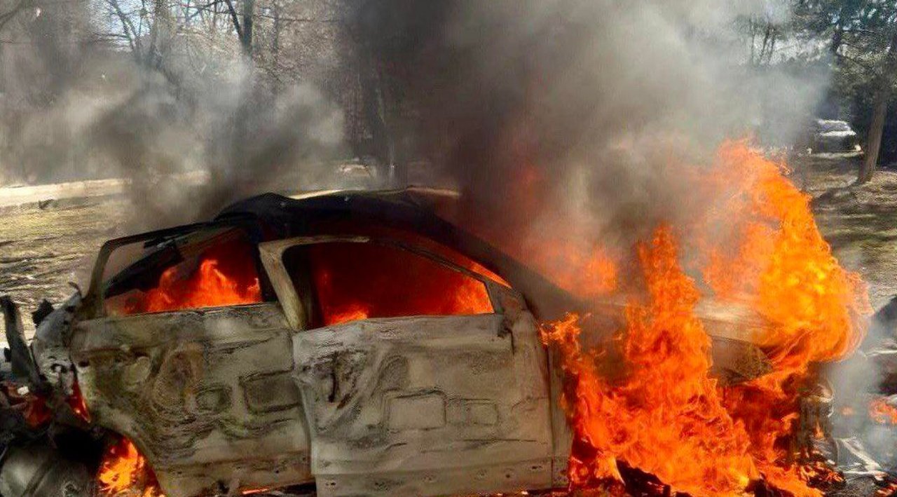 Автомобіль загорівся після удару