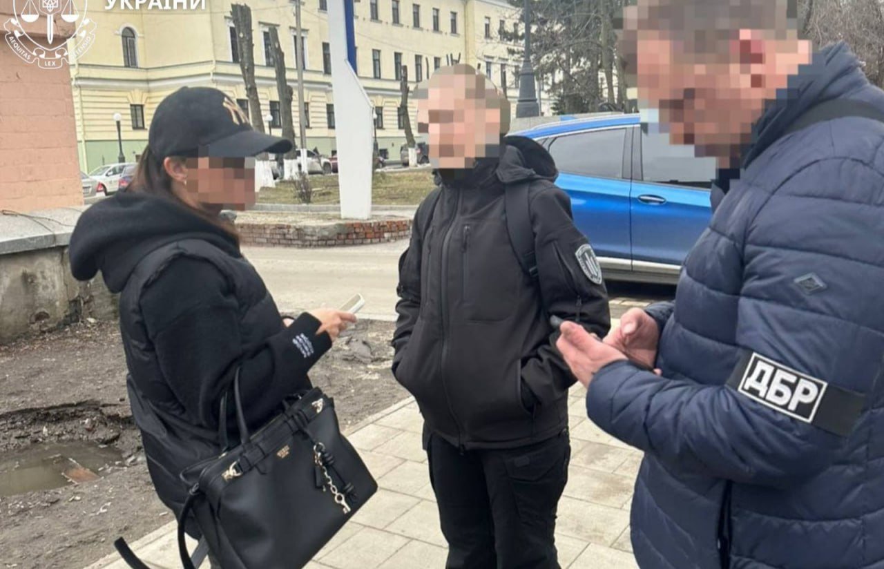 Жінка разом з правоохоронцями