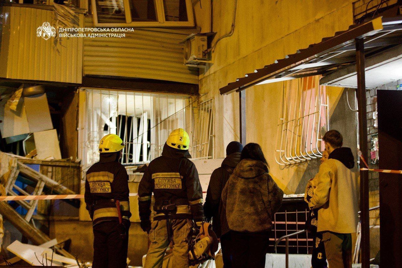 Ворог атакував вночі Дніпро: постраждали 10 людей, є руйнування
