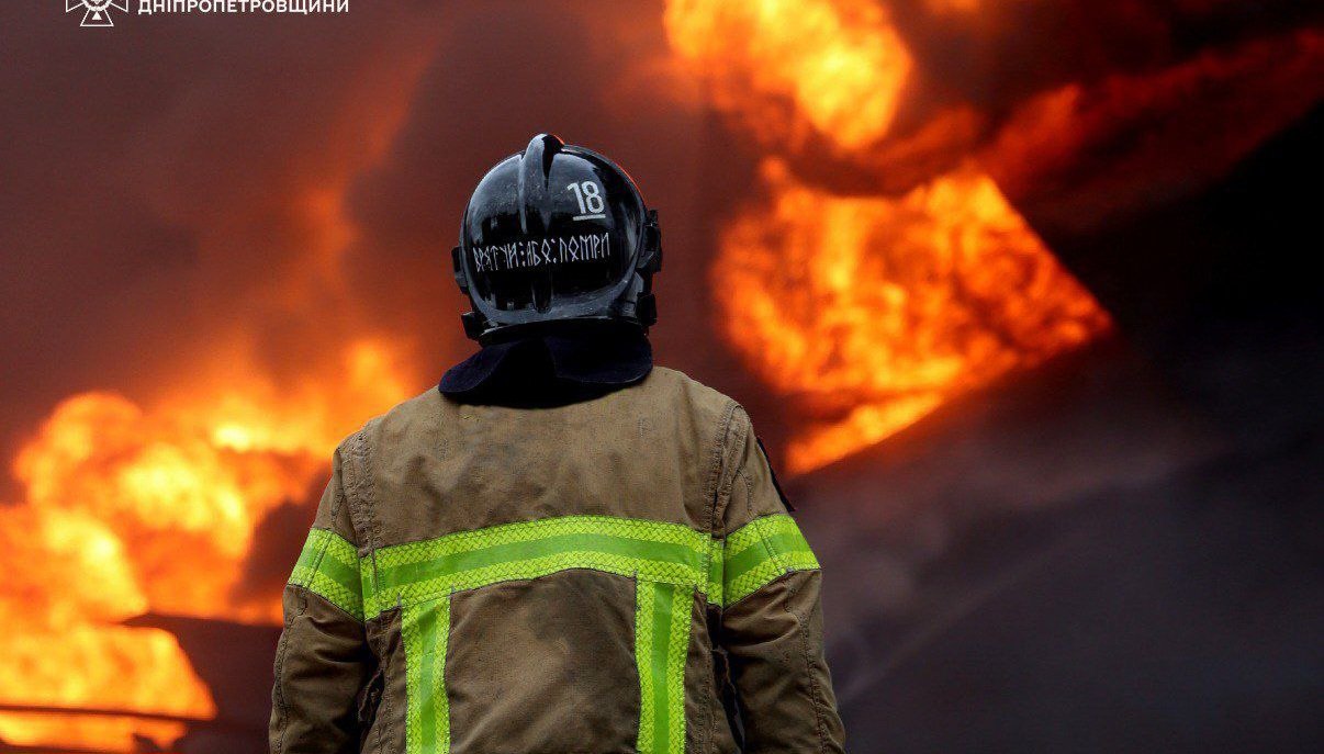 Рятувальник на місці пожежі