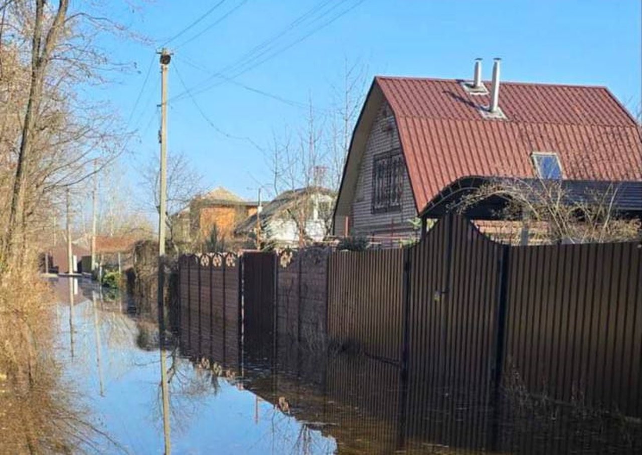 Вода дійшла до будинків