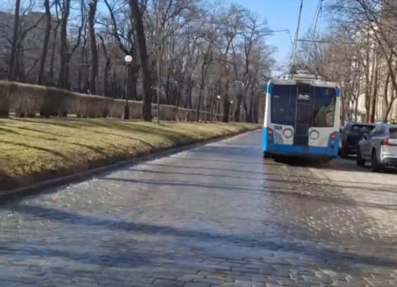 Вода розлилась проспектом Яворницького