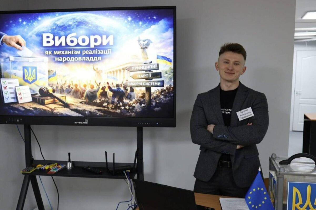 Вчитель із Дніпра переміг в обласному етапі конкурсу «Учитель року – 2026»