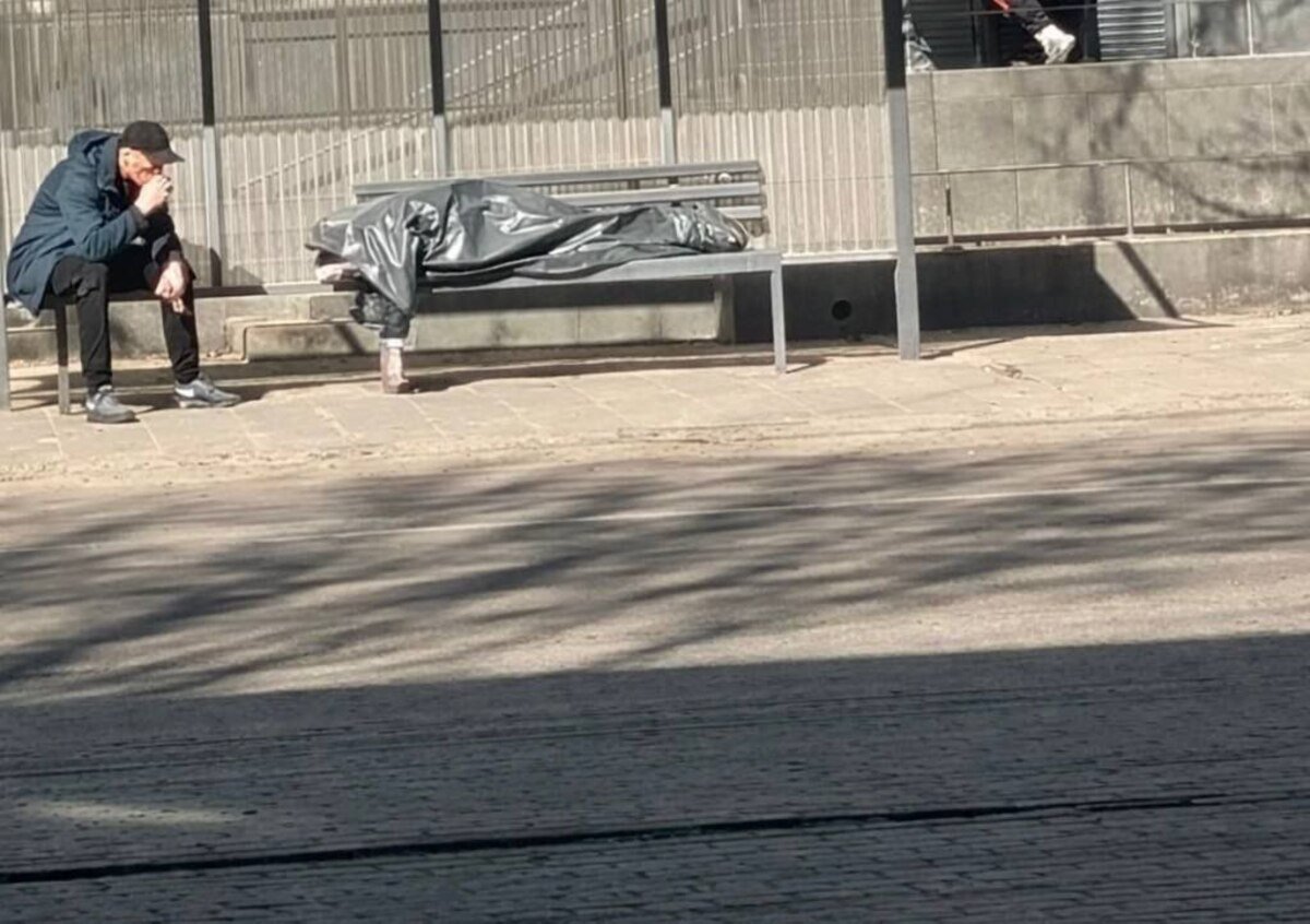 Под Днепром на остановке общественного транспорта обнаружили тело человека