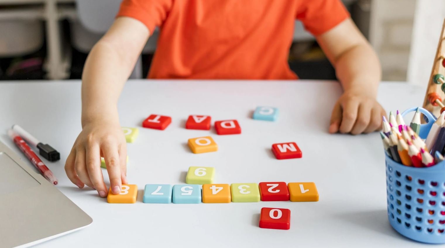 Ребенок на развивающие кубики