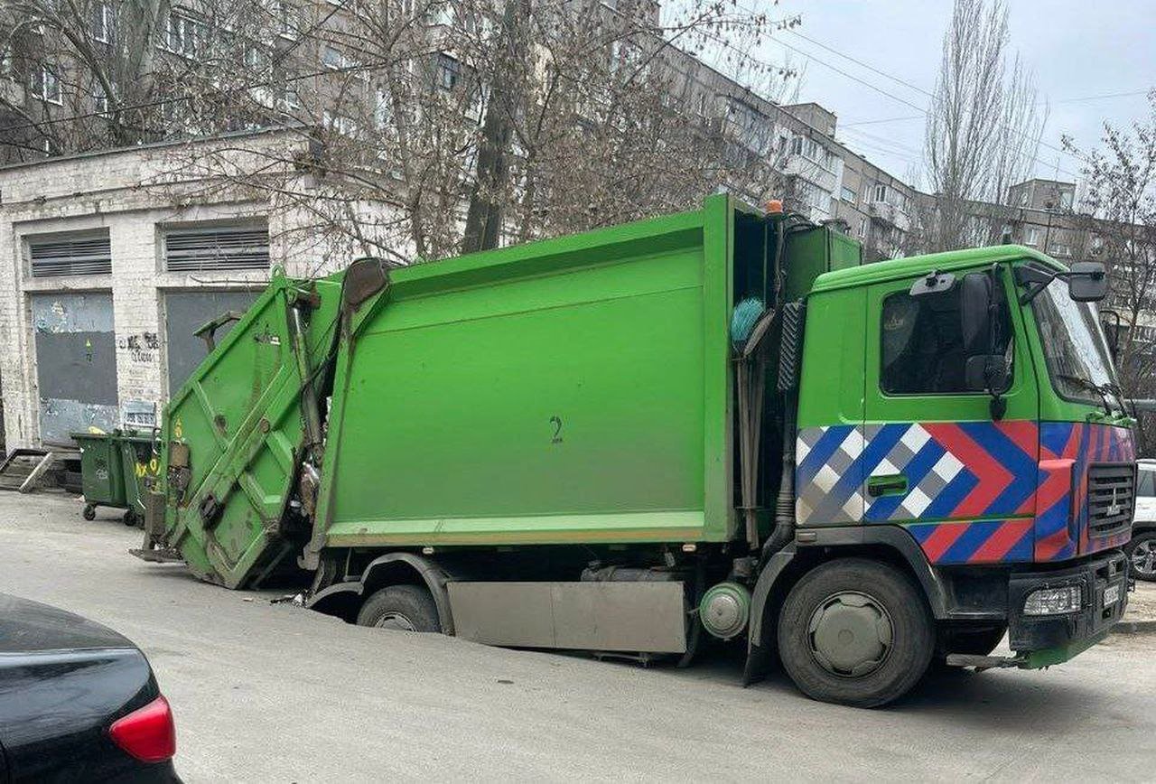 Сміттєвоз провалився під землю