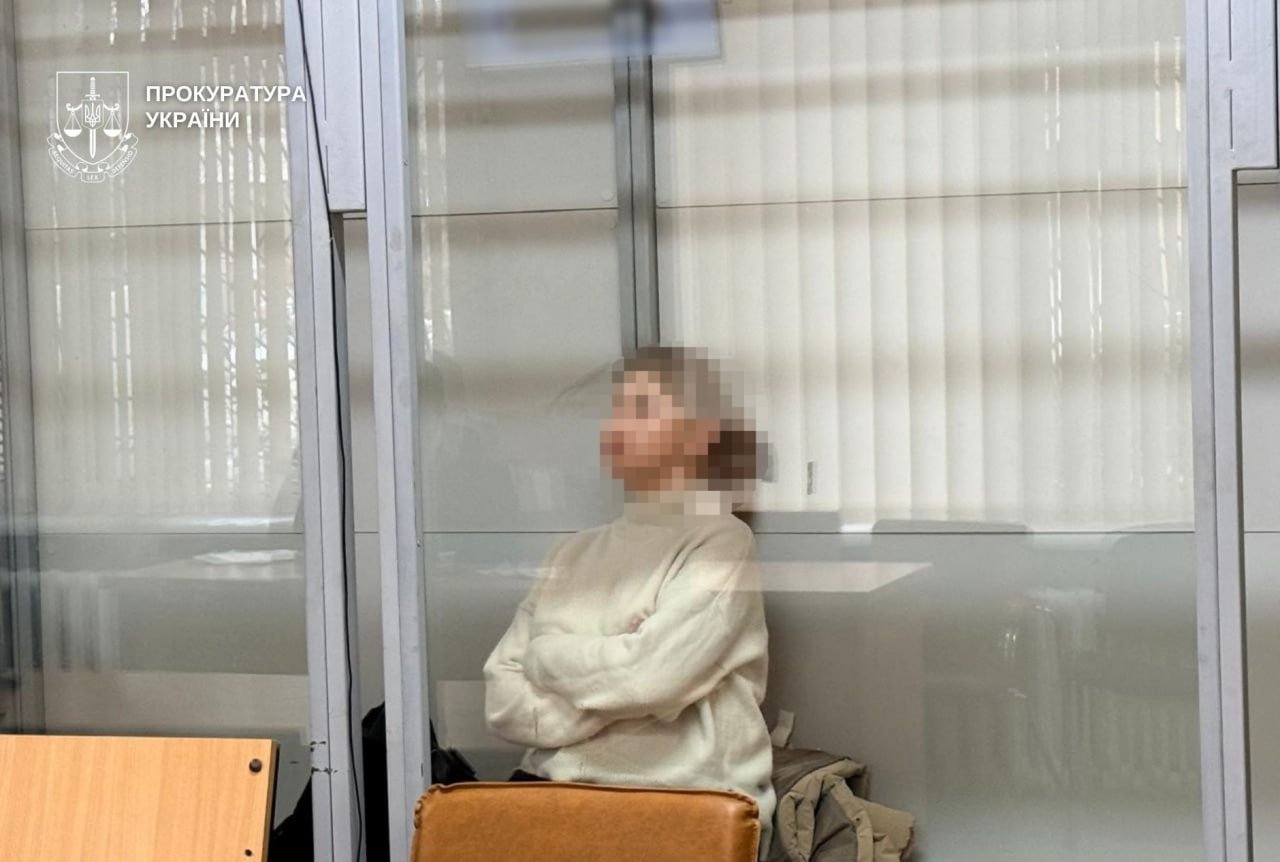 Женщина в зале суда