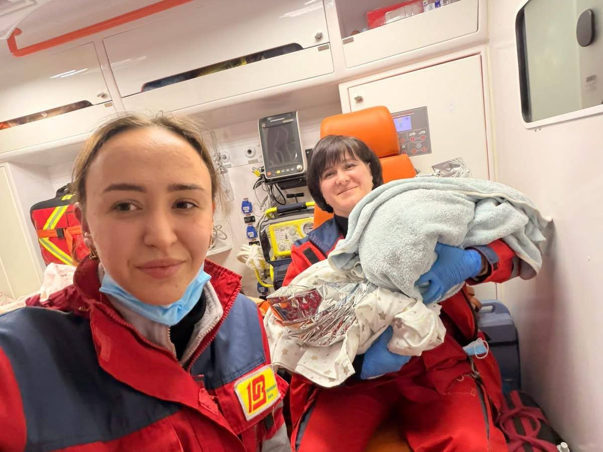 Медики вместе с новорожденными