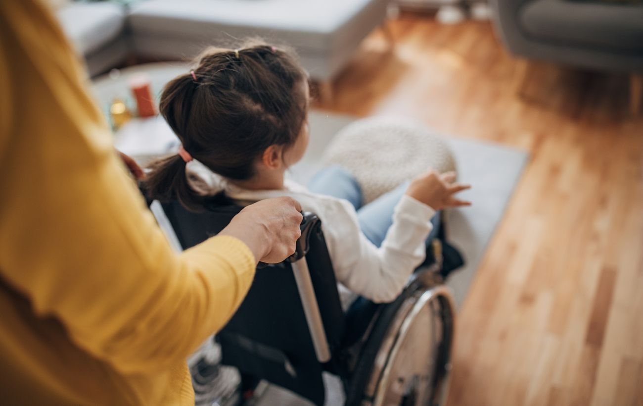 Дитина у кріслі колісному
