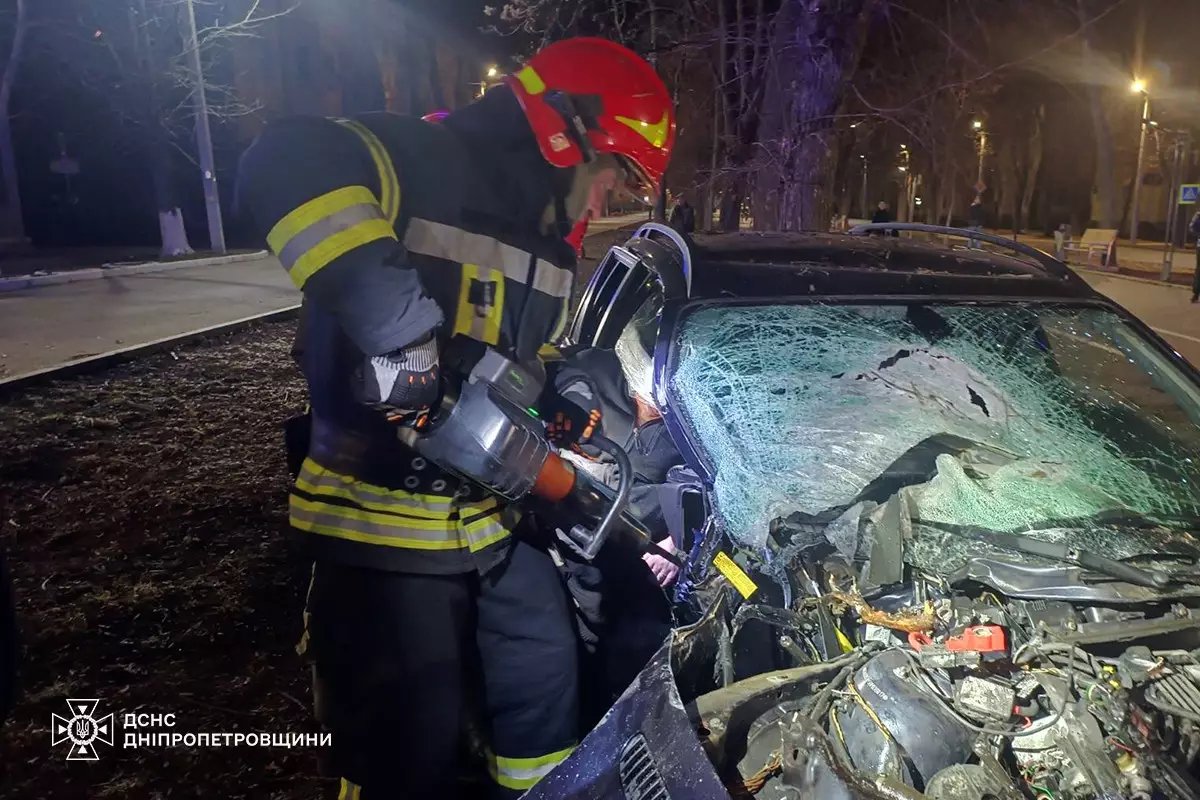 В Желтых Водах BMW столкнулся с бетонной опорой, пострадали два человека