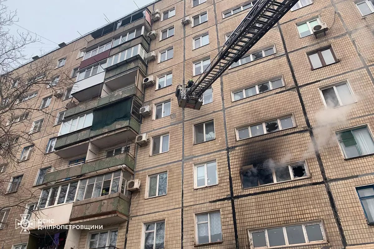 В Кривом Роге спасатели эвакуировали 15 человек из горящей девятиэтажки