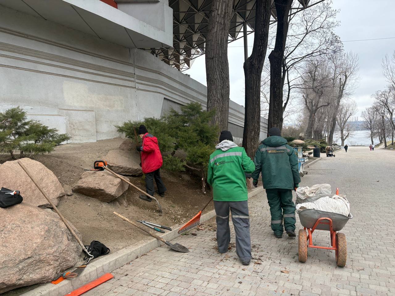 У парках та скверах Дніпра продовжується масштабне весняне прибирання
