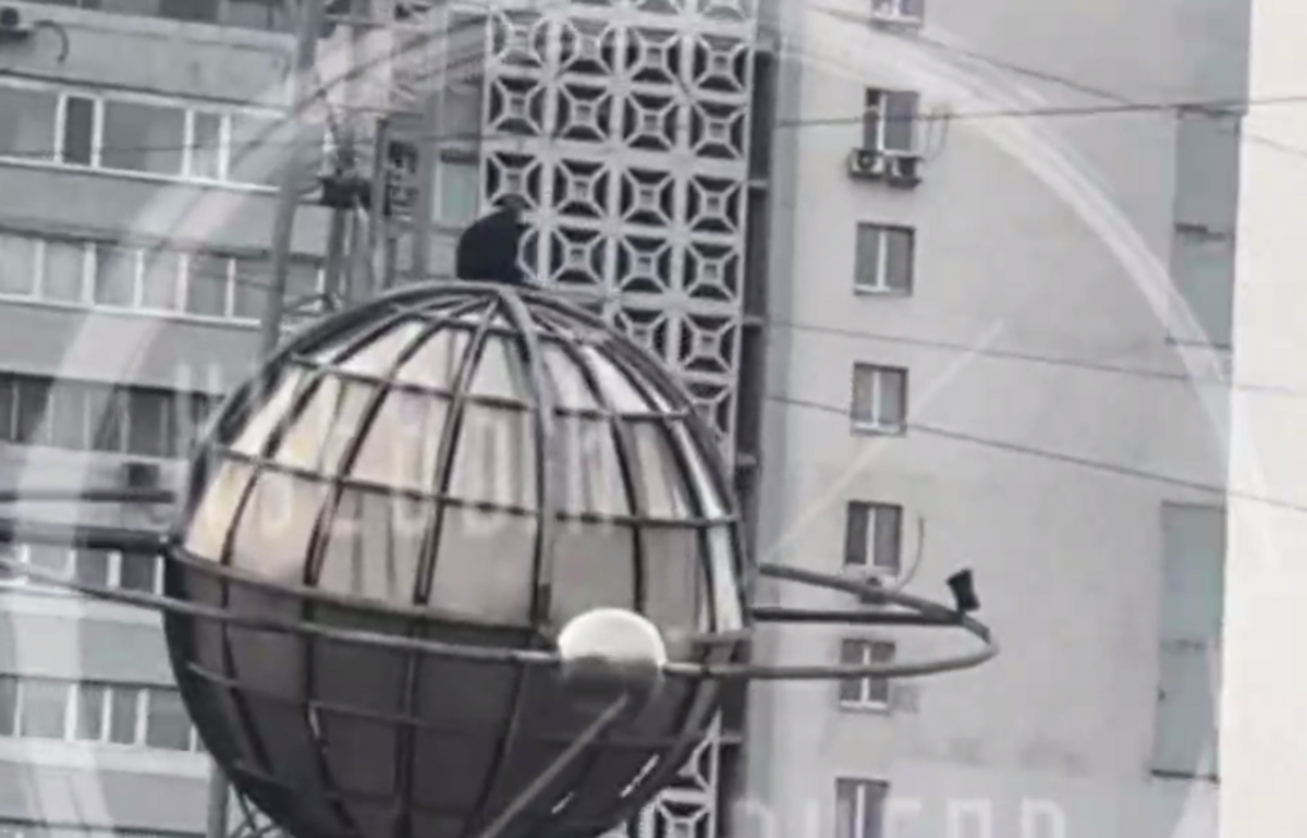 Ближче до зірок: у Дніпрі чоловік заліз на верхівку відомого монумента