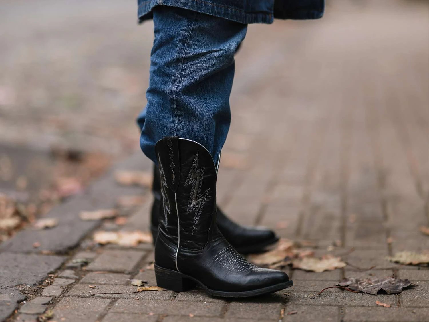 Чоботи + денім: як заправляти штани у взуття за правилами високої моди