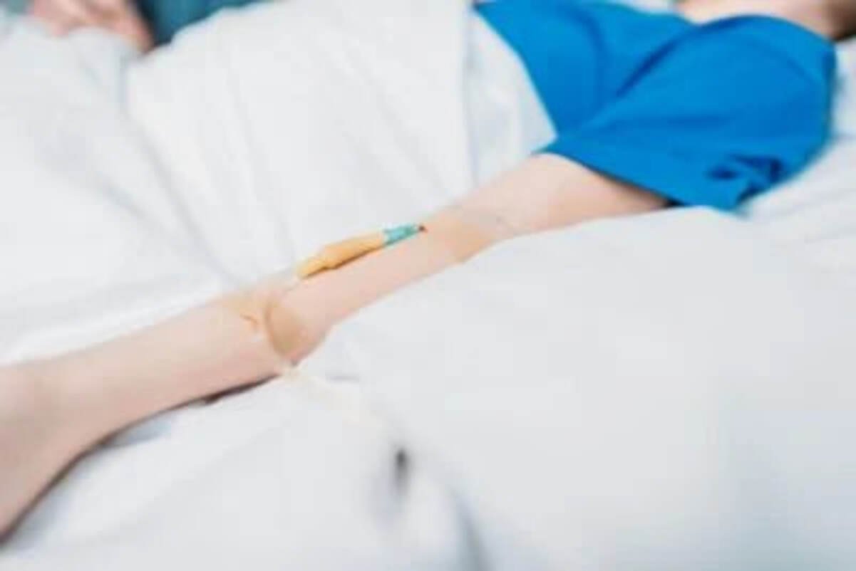 Прикрыла собой внука: в Днепре спасли женщину, раненую во время обстрела Никополя