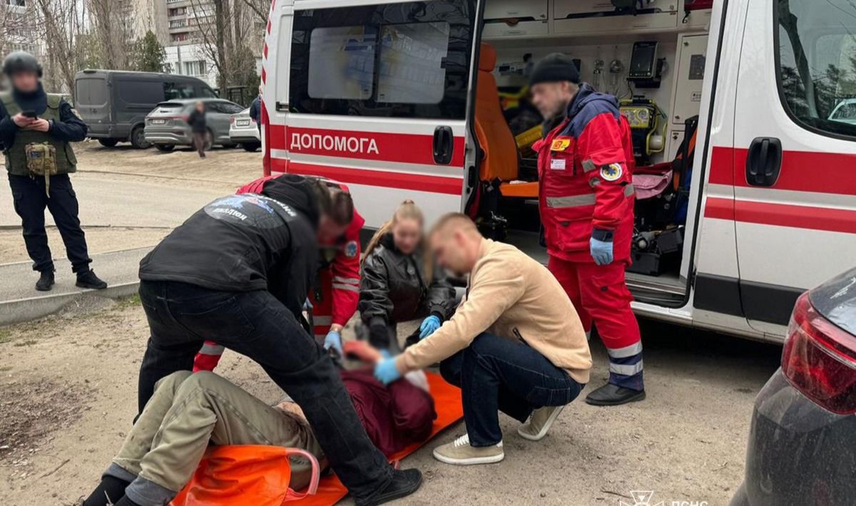 Рятувальники та постраждалі неподалік місця удару