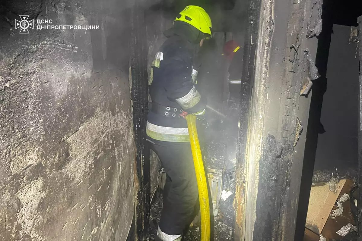 У Дніпрі на проспекті Поля горіла квартира: врятовано жінку 