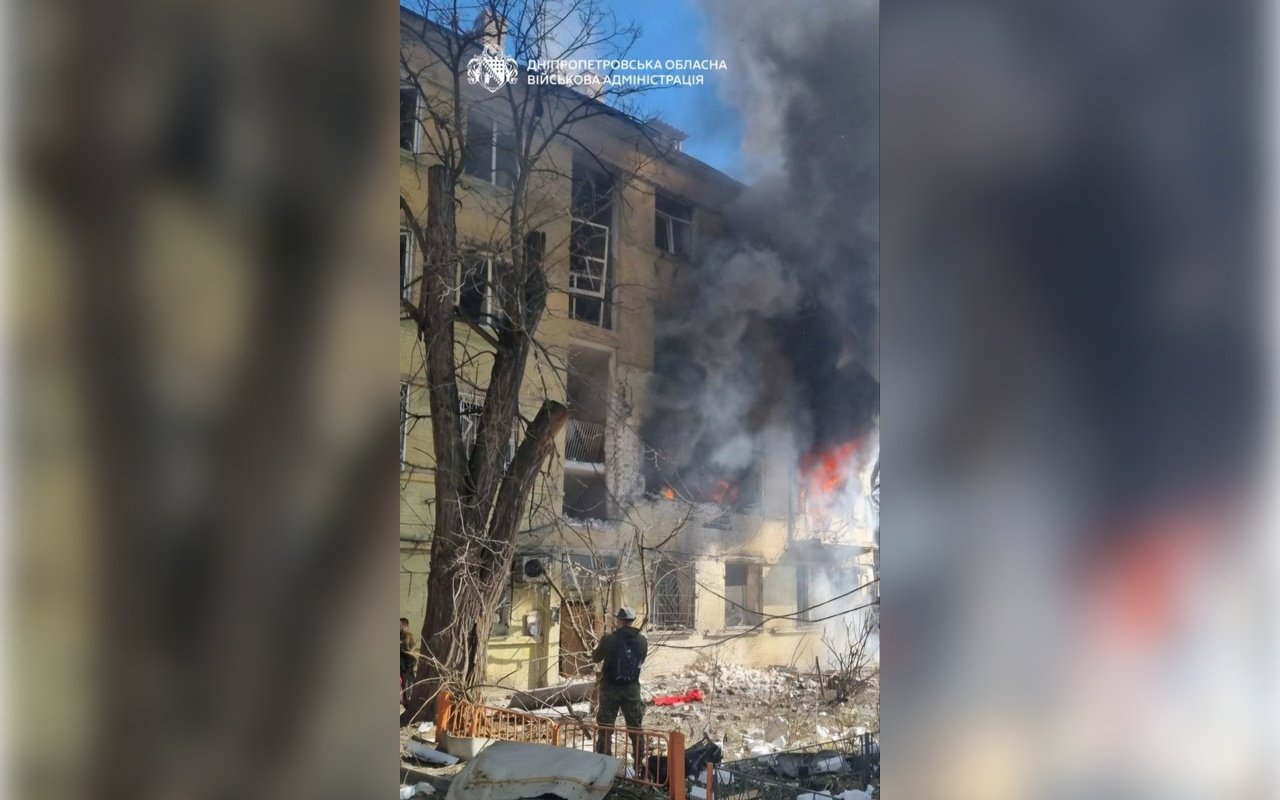 Пошкоджена будівля після атаки.