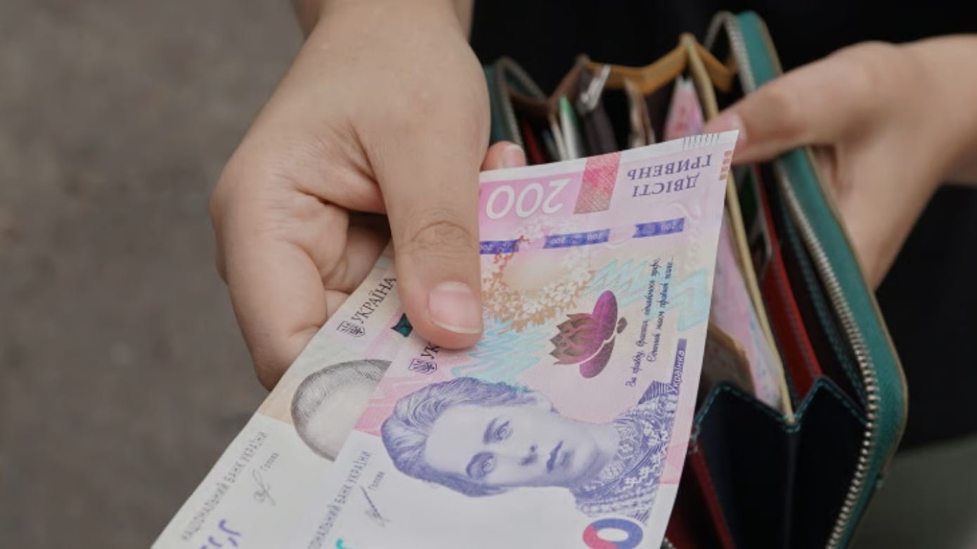 В апреле некоторые украинцы получат 1500 гривен: кто именно и как начислят выплату