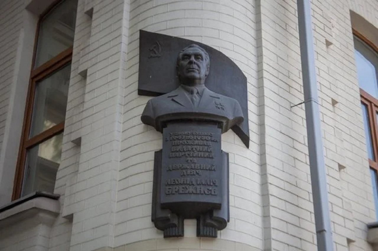 Брежнєв на фасаді будинку в Дніпрі.