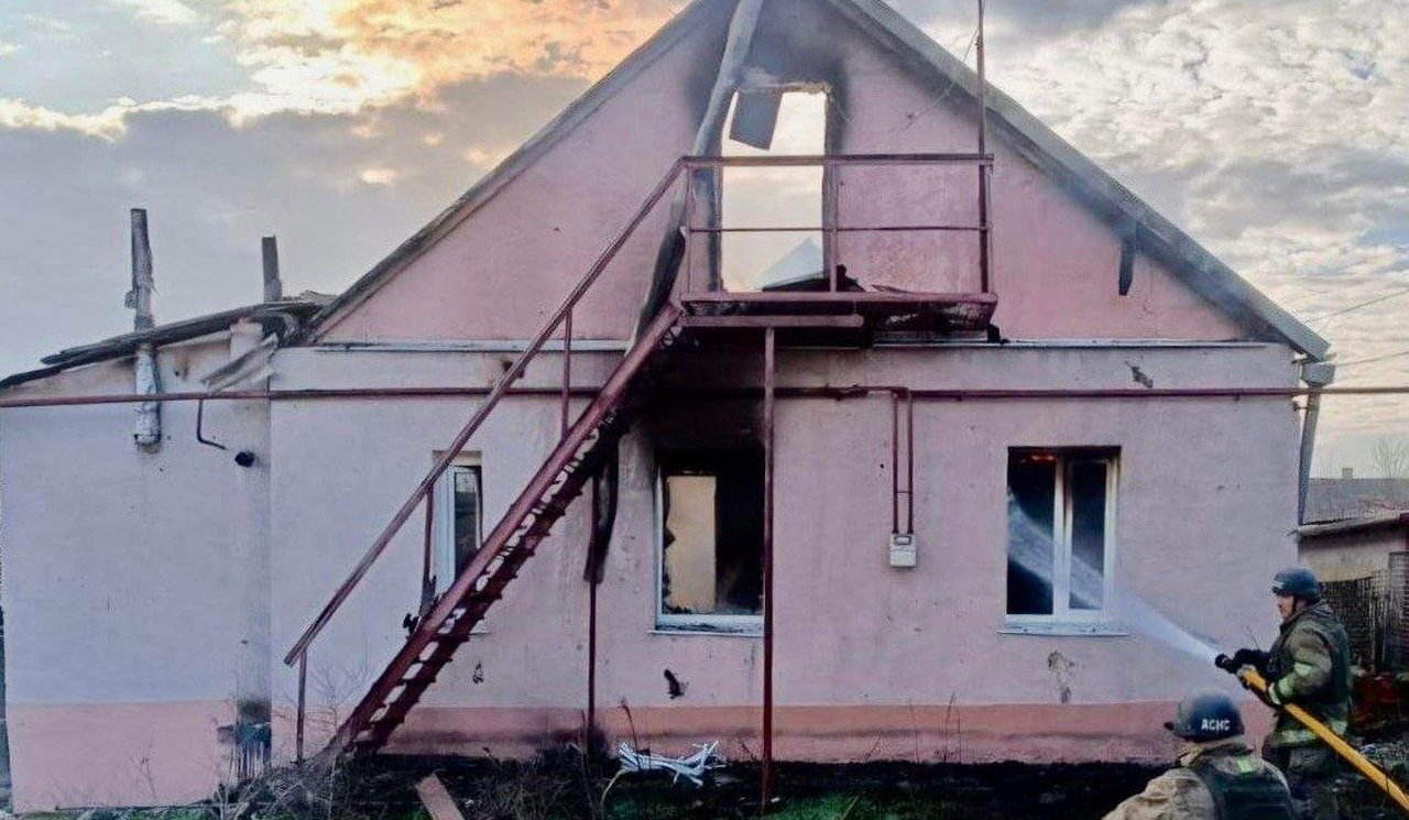 Зруйнований через атаку будинок