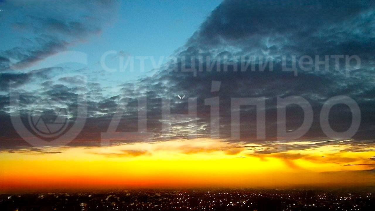 Небо в ярких цветах: в Днепре зафиксировали красивый закат.