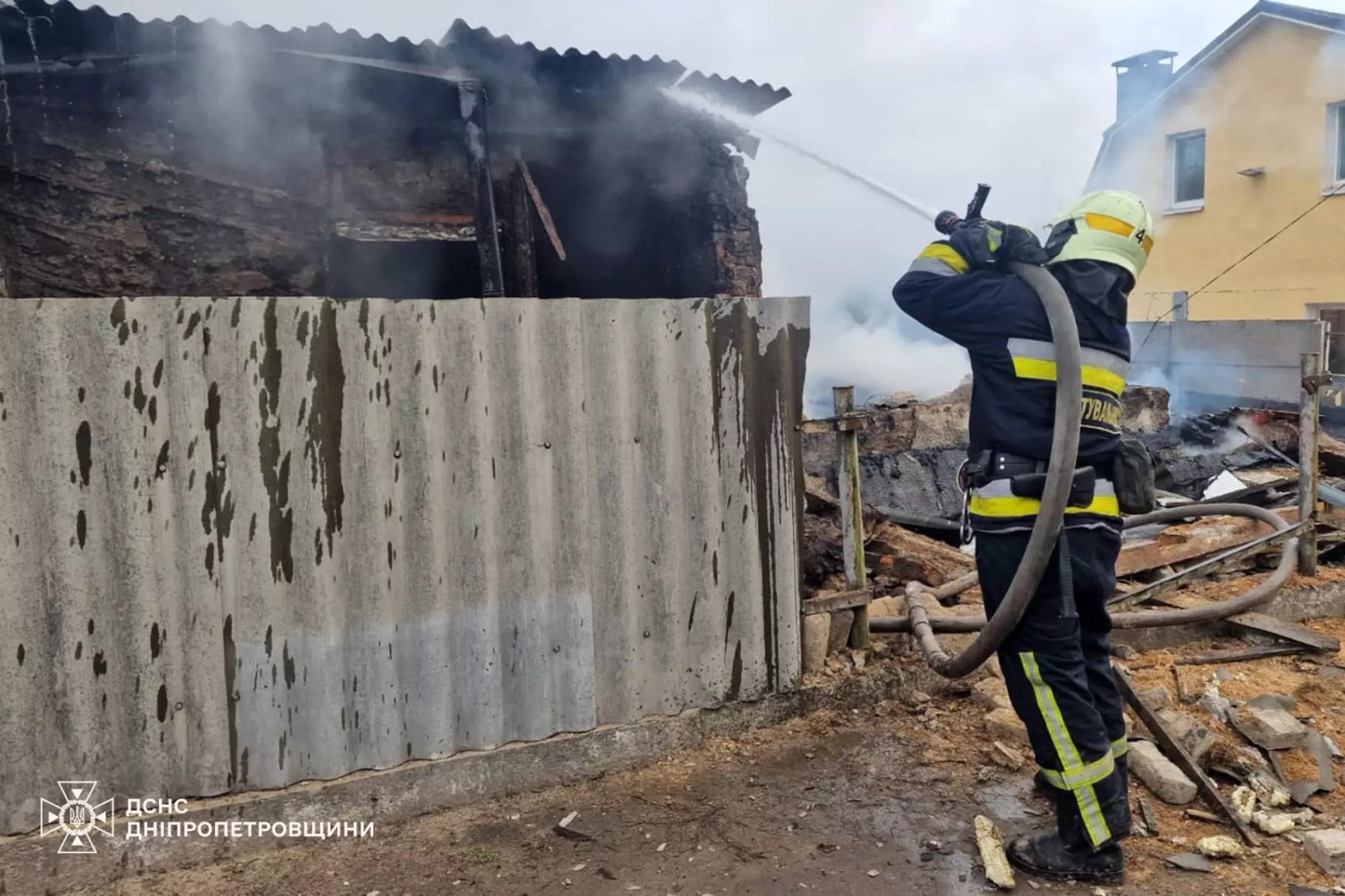 В Днепре спасатели ликвидировали пожар в частном секторе