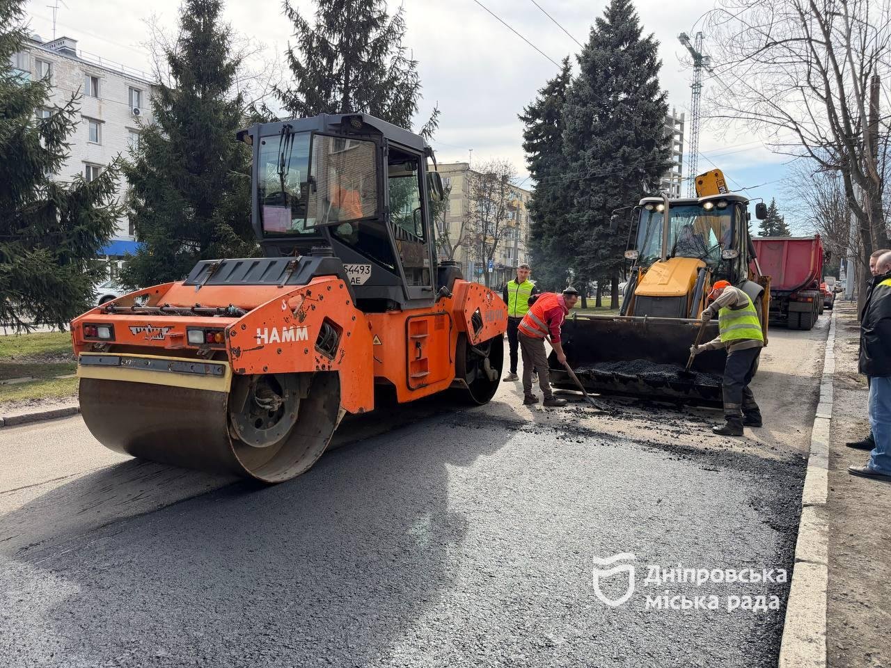 У Дніпрі ремонтують дороги на мостах і центральних вулицях
