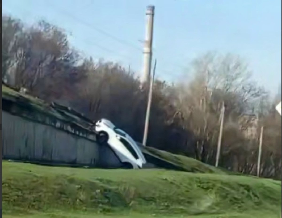 Под Днепром в результате ДТП автомобиль взлетел с моста