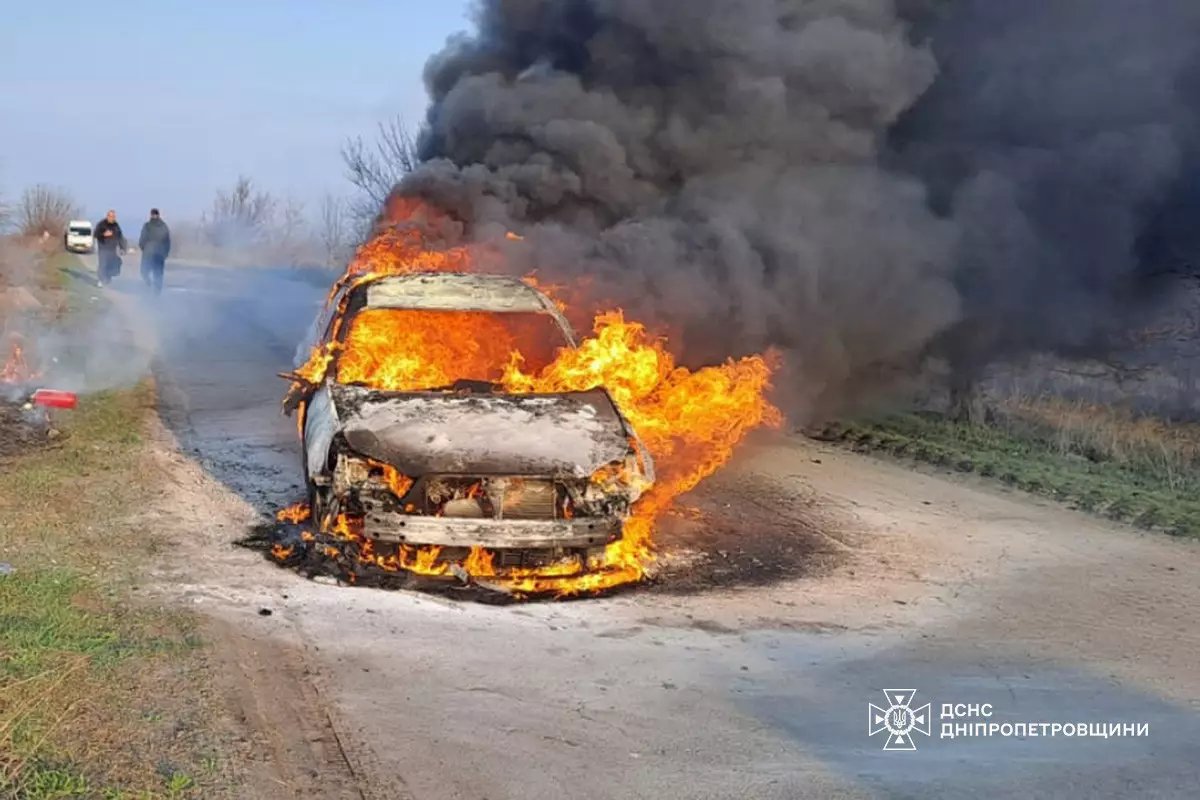 На Днепропетровщине полностью сгорел Chevrolet: от авто остался только металл