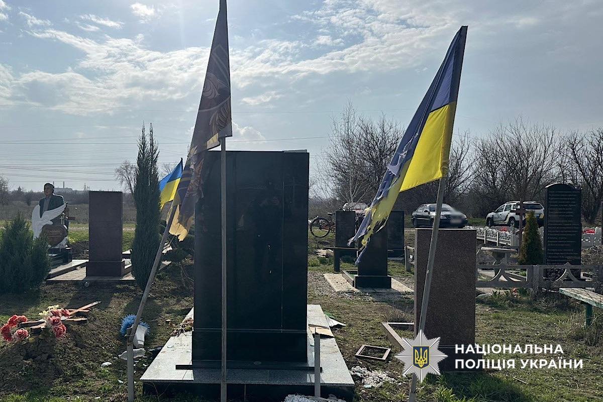 На Дніпропетровщині вандали розгромили могили військових на кладовищі