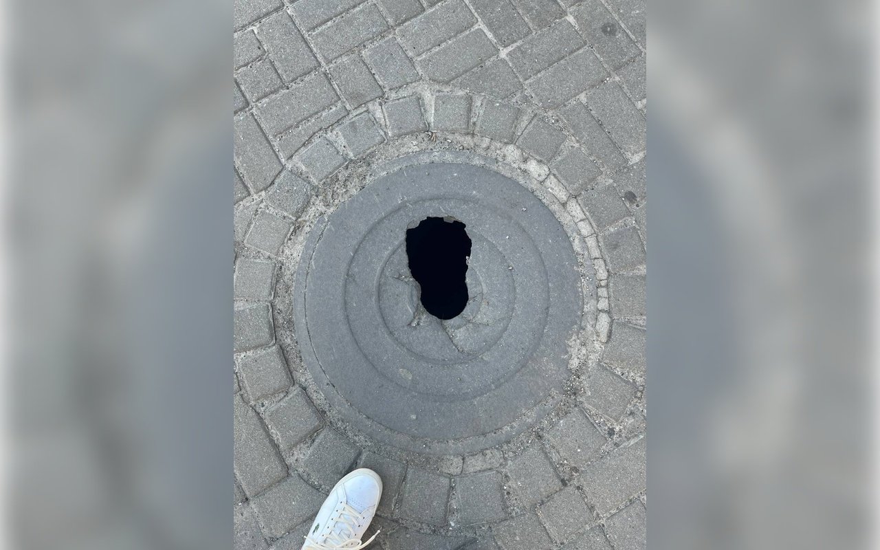 Дірка на тротуарі