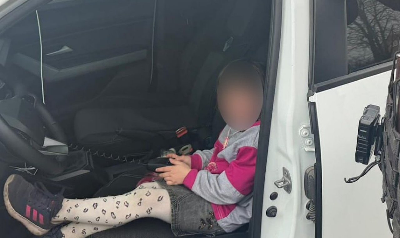 Ребенок в полицейской машине в Днепре
