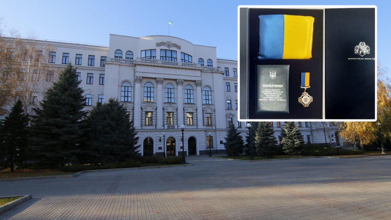 Облрада в Дніпрі закуповує нагрудні знаки майже на мільйон гривень: деталі