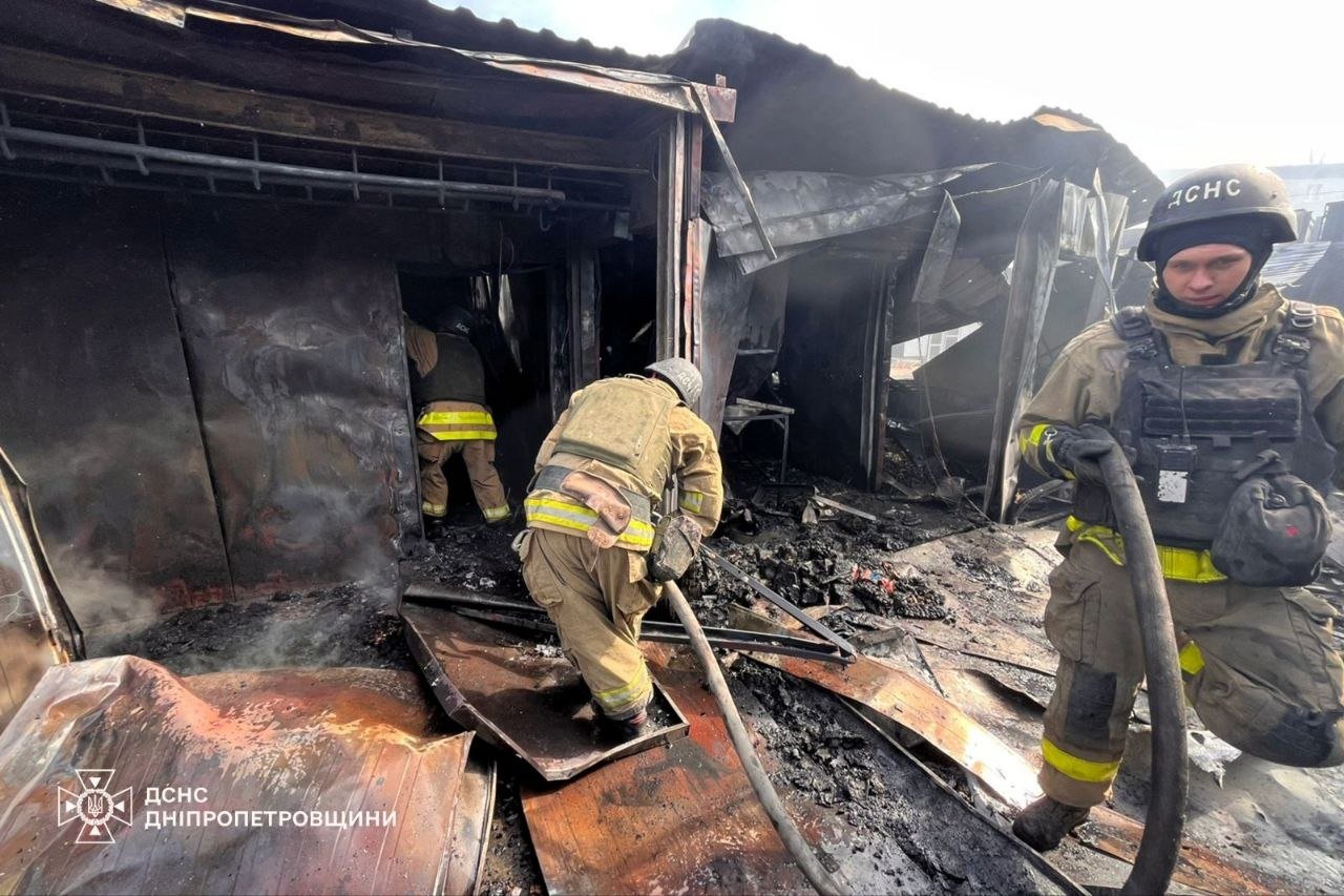 У Нікополі після атаки вже 22 поранених: рятувальники показали наслідки