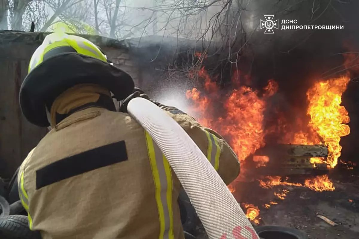 На Рождественской в ​​Кривом Роге горел гараж с автомобилем: детали от ГСЧС