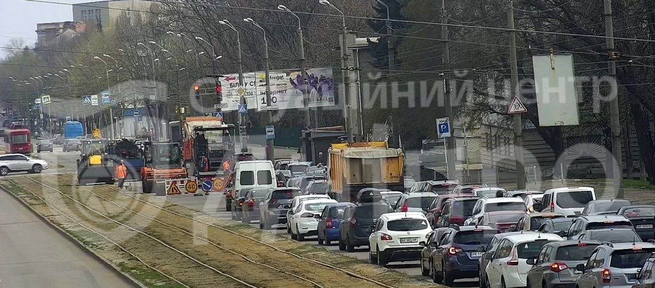 У Дніпрі виник масштабний затор на проспекті Богдана Хмельницького через ремонт дороги