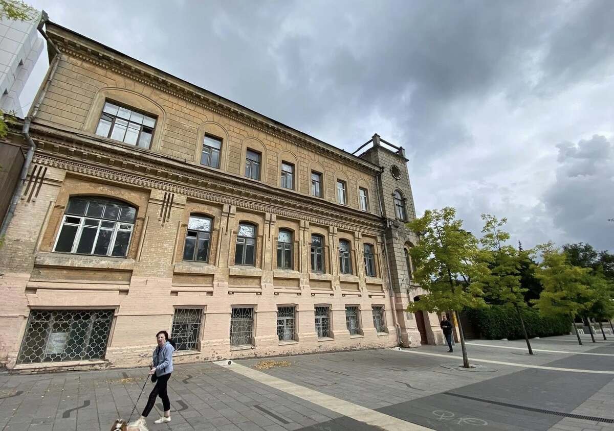 В Днепре показали уникальный дом с лягушками и арабскими мотивами