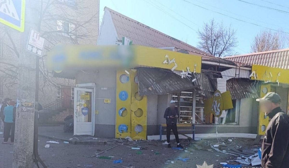 Поврежденная в результате атаки аптека