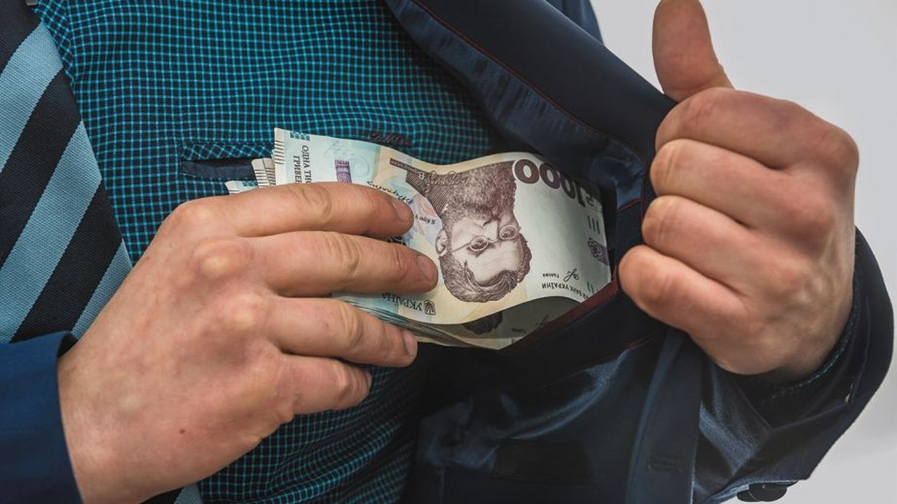 Провідував і крав: на Дніпропетровщині юнак виніс із дому хрещеної валюту на сотні тисяч