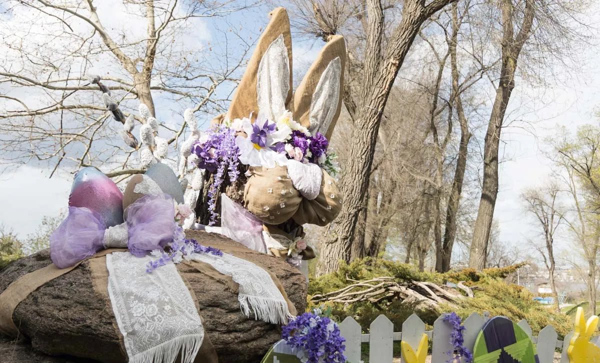 Гігантський кролик і крашанки: у Дніпрі в парку облаштували великодню фотозону