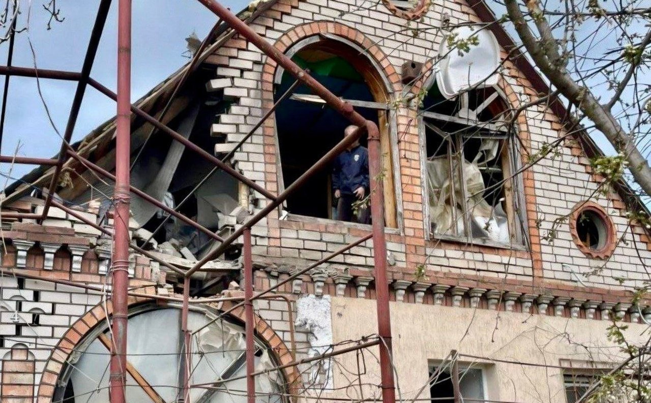 Разрушенный в результате атаки дом