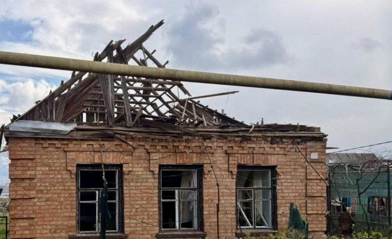 Пошкоджений через обстріл будинок