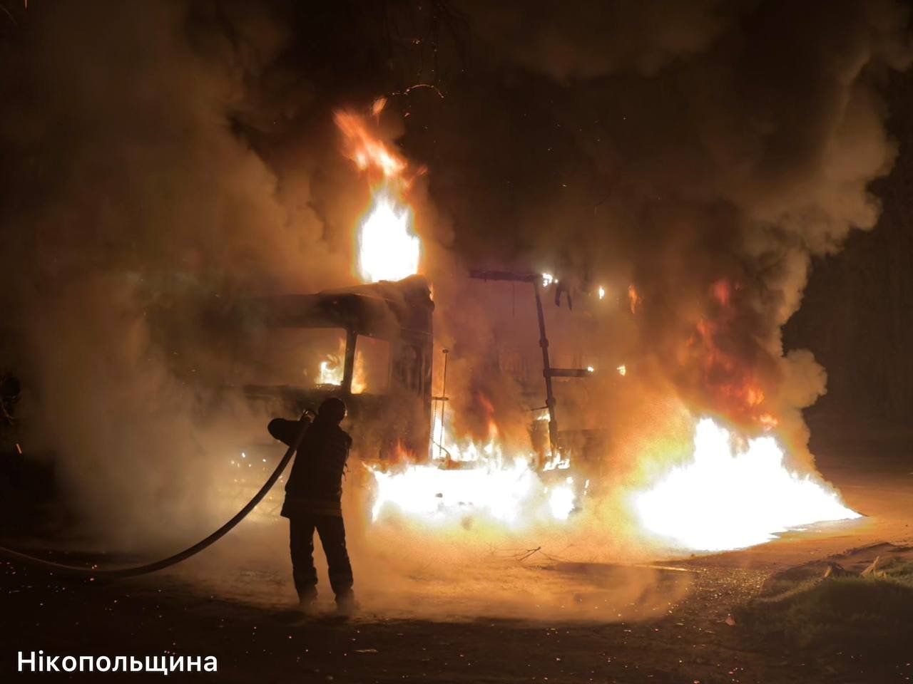 Понад 10 атак за добу на Дніпропетровщині: пошкоджені будинки, авто та підприємство